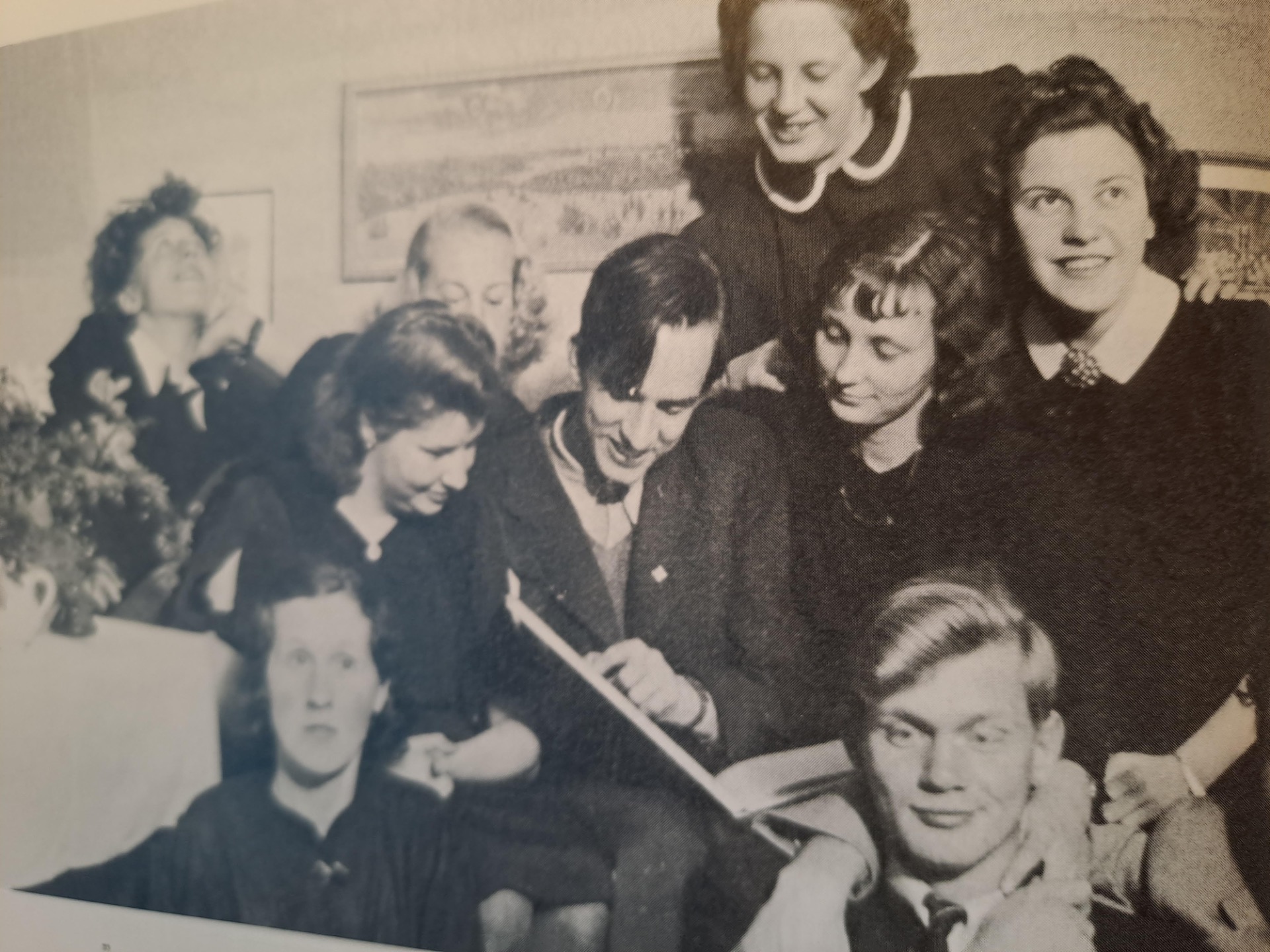 Ingmar Bergman mitt bland sina skådespelare på Mäster Olofs-gården 1938